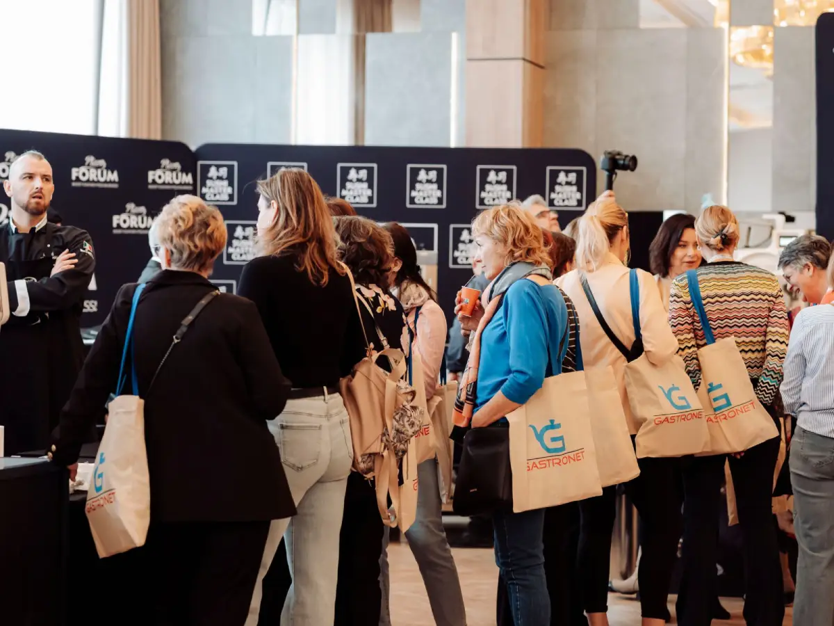 Tłum gości i profesjonalistów odwiedzających stoiska wystawców na Mazurskich Targach Gastronomicznych.