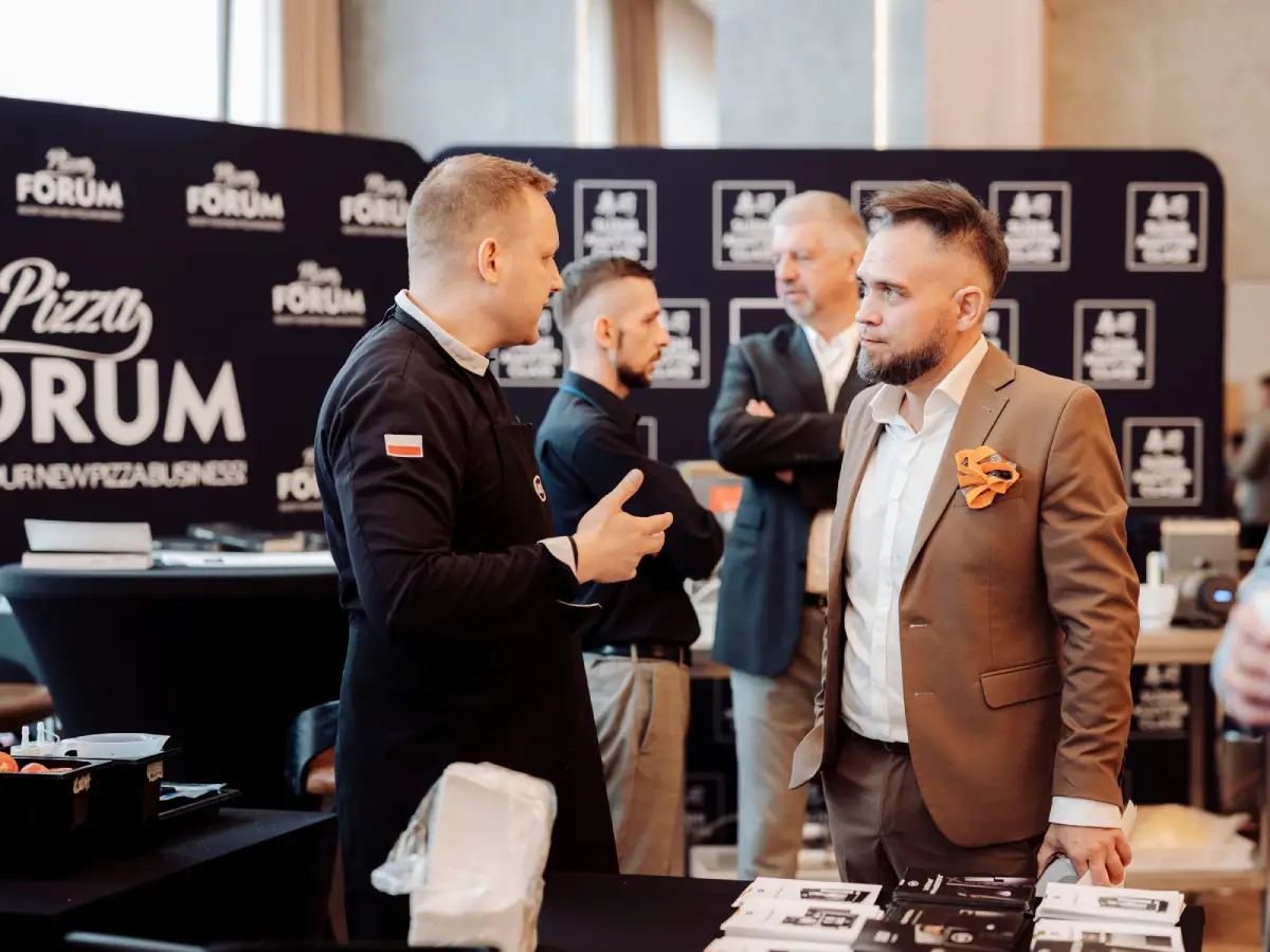 Spotkanie profesjonalistów przy stoisku Unox – wymiana doświadczeń w branży gastronomicznej.