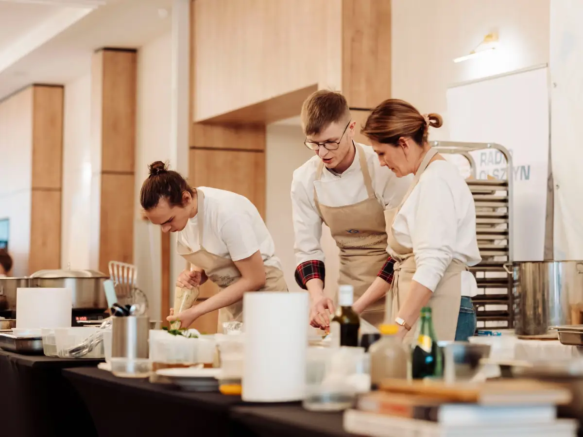 Warsztaty kulinarne prowadzone przez profesjonalnych szefów kuchni w strefie pokazowej.