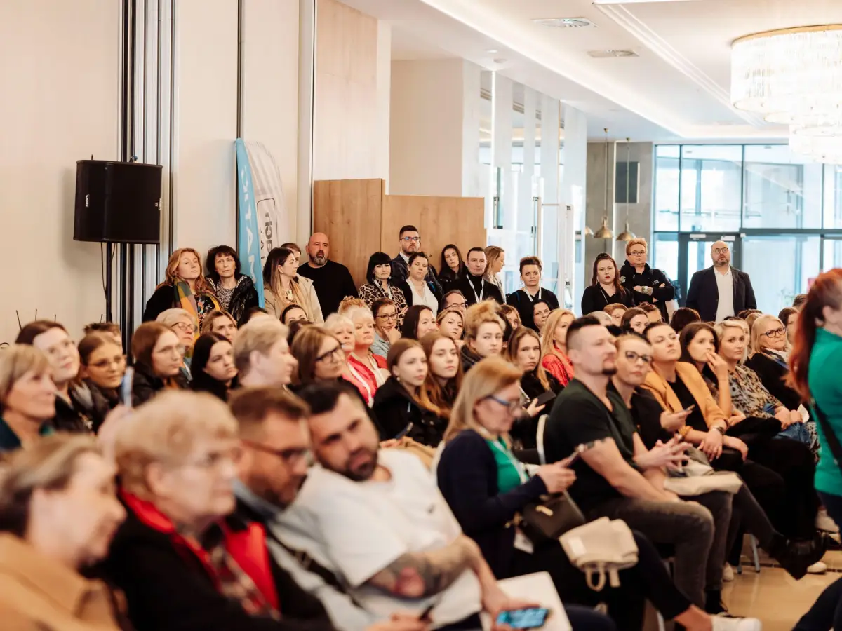 Widownia podczas warsztatów z Grzegorzem Łapanowskim na głównej scenie targów gastronomicznych.