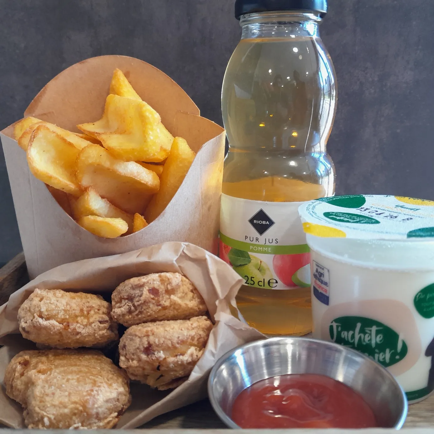 Menu enfant, avec nuggets, frites, boisson ou yaourt