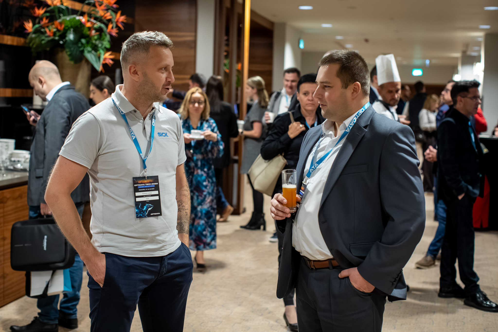 OPTIDATA TECH 2025 - networking uczestników w hotelowym lobby
