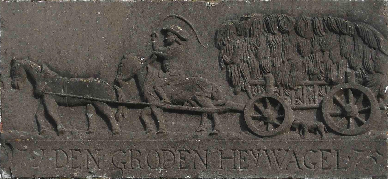 Gevelsteen vóór restauratie