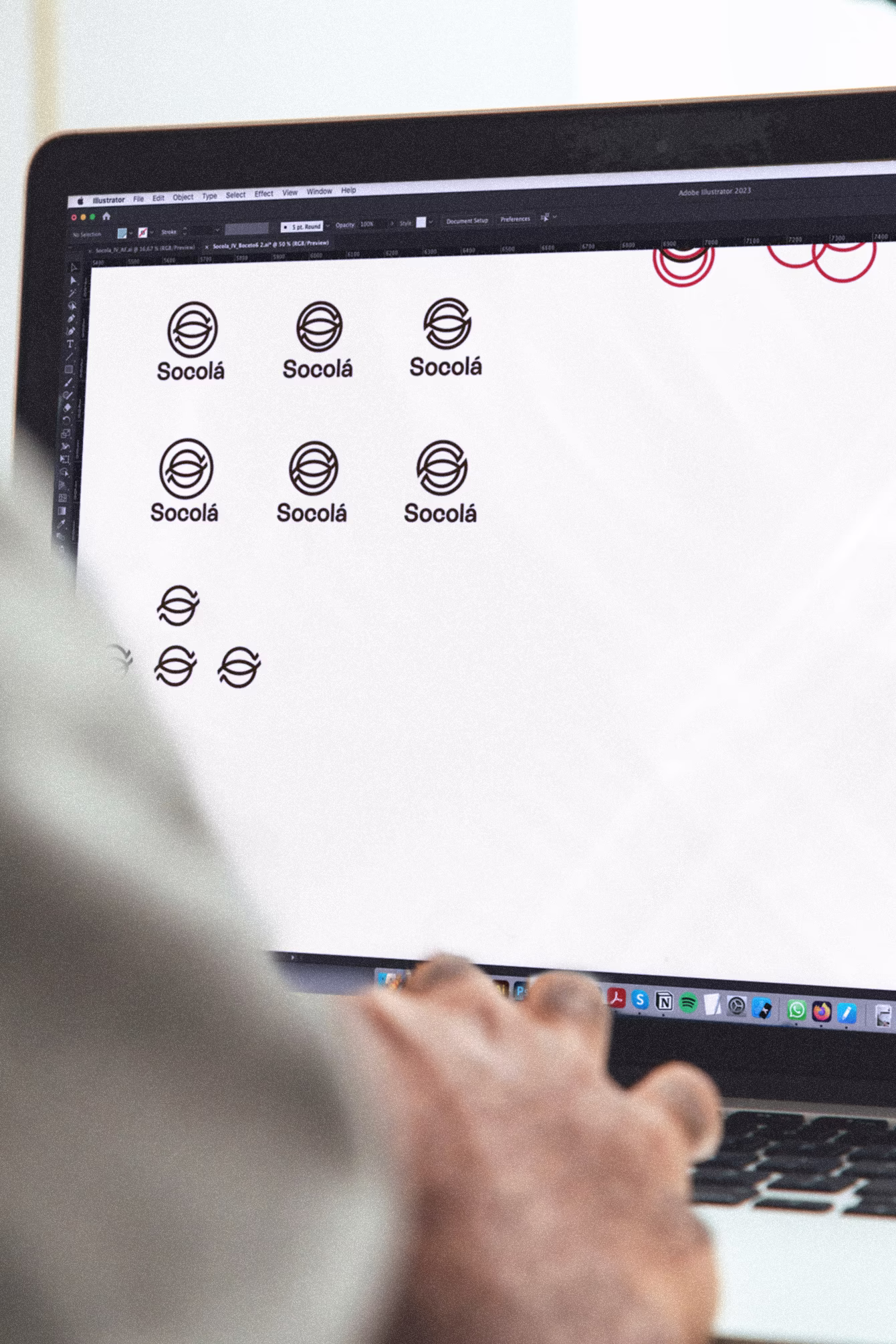 Imagen del proceso de diseño del logotipo