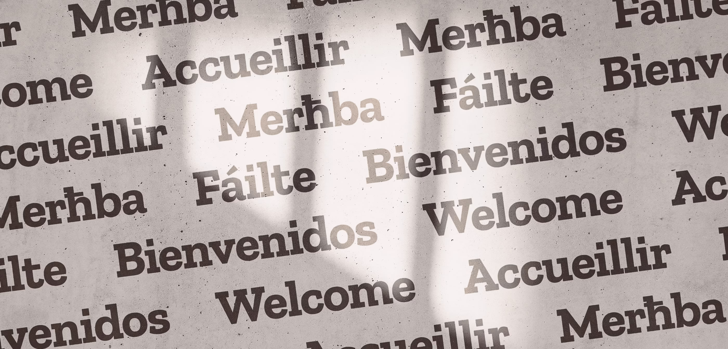Diseño de un mural con la palabra bienvenidos en diferentes idiomas