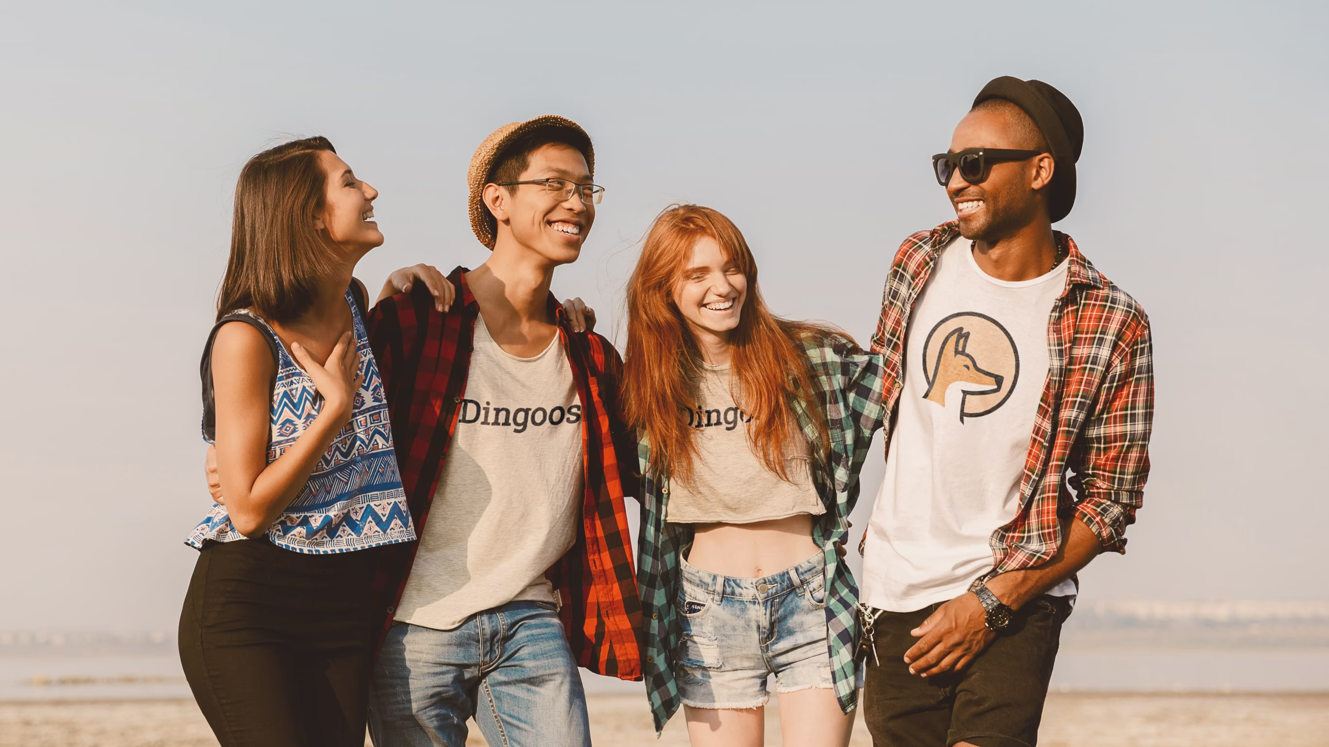 Imagen de varios jóvenes sonriendo con camisetas de Dingoos