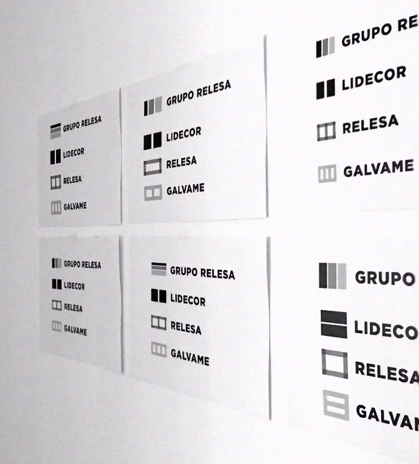 Diferentes bocetos de los logotipos del Grupo durante el proceso creativo