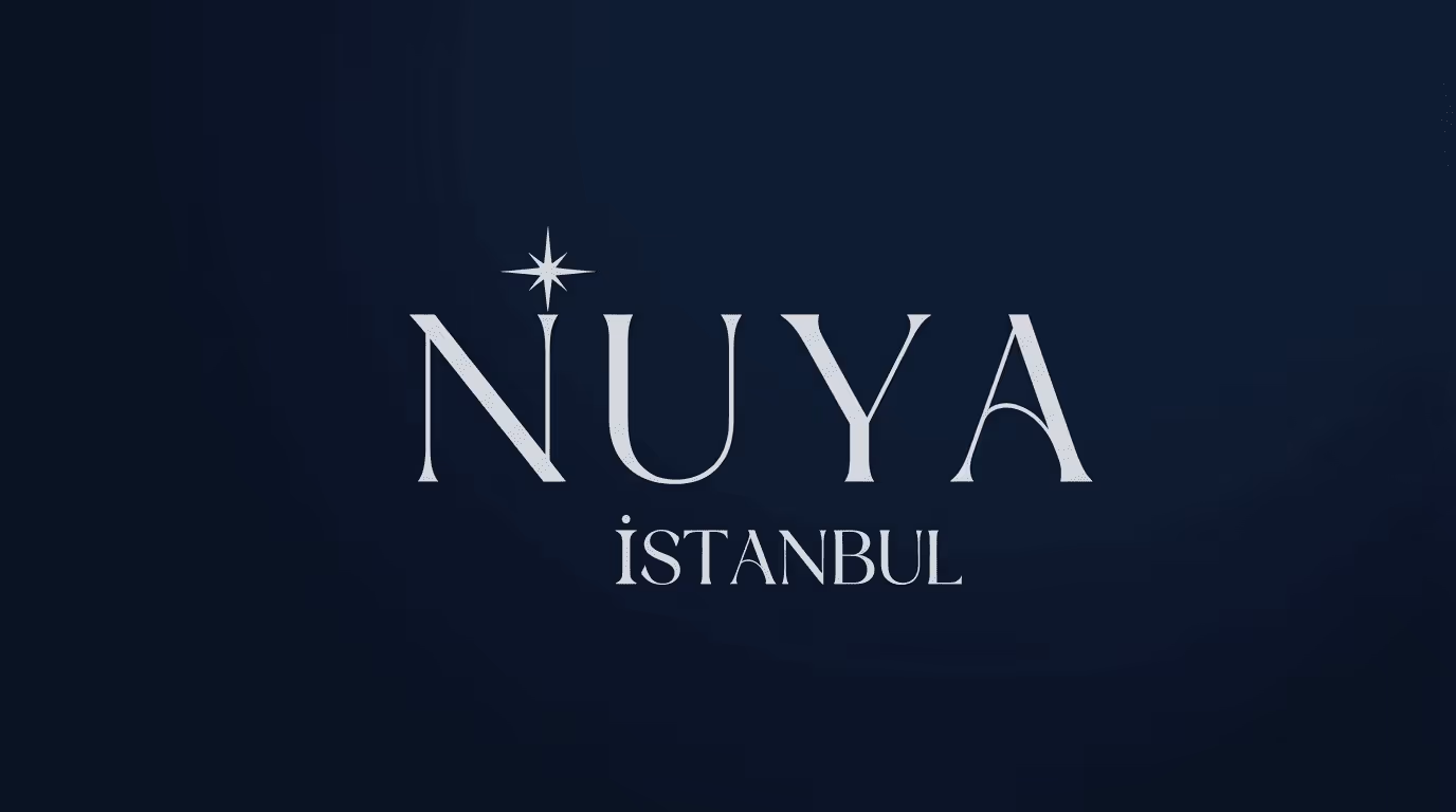 NUYA İstanbul logosu, koyu mavi zemin üzerinde beyaz zarif yazı tipiyle.
