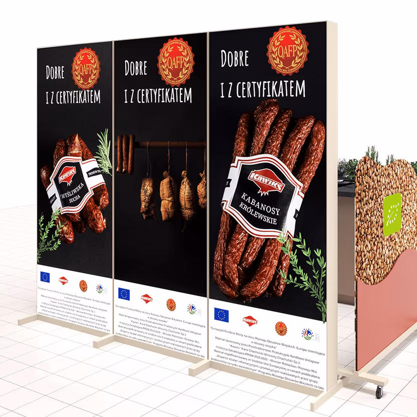 Tablice reklamowe z produktami mięsnymi i certyfikatem jakości.