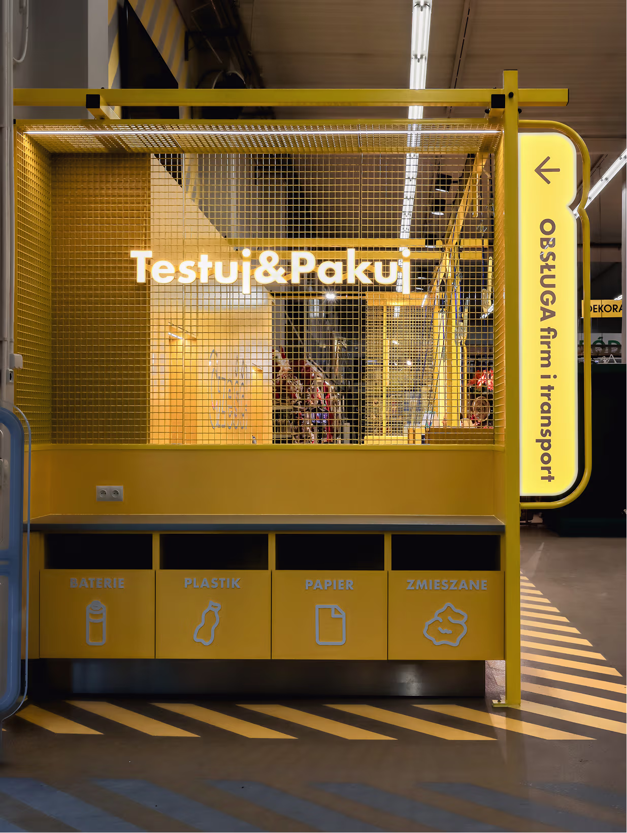 Żółty moduł Testuj&Pakuj z segregatorami odpadów i oznaczeniem Obsługa firm i transport w HOGER