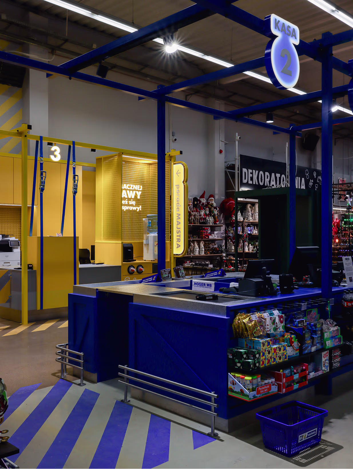 Granatowa kasa numer 2 HOGER z tablicą Dekoratornia i ladą kasową przy strefie obsługi klienta