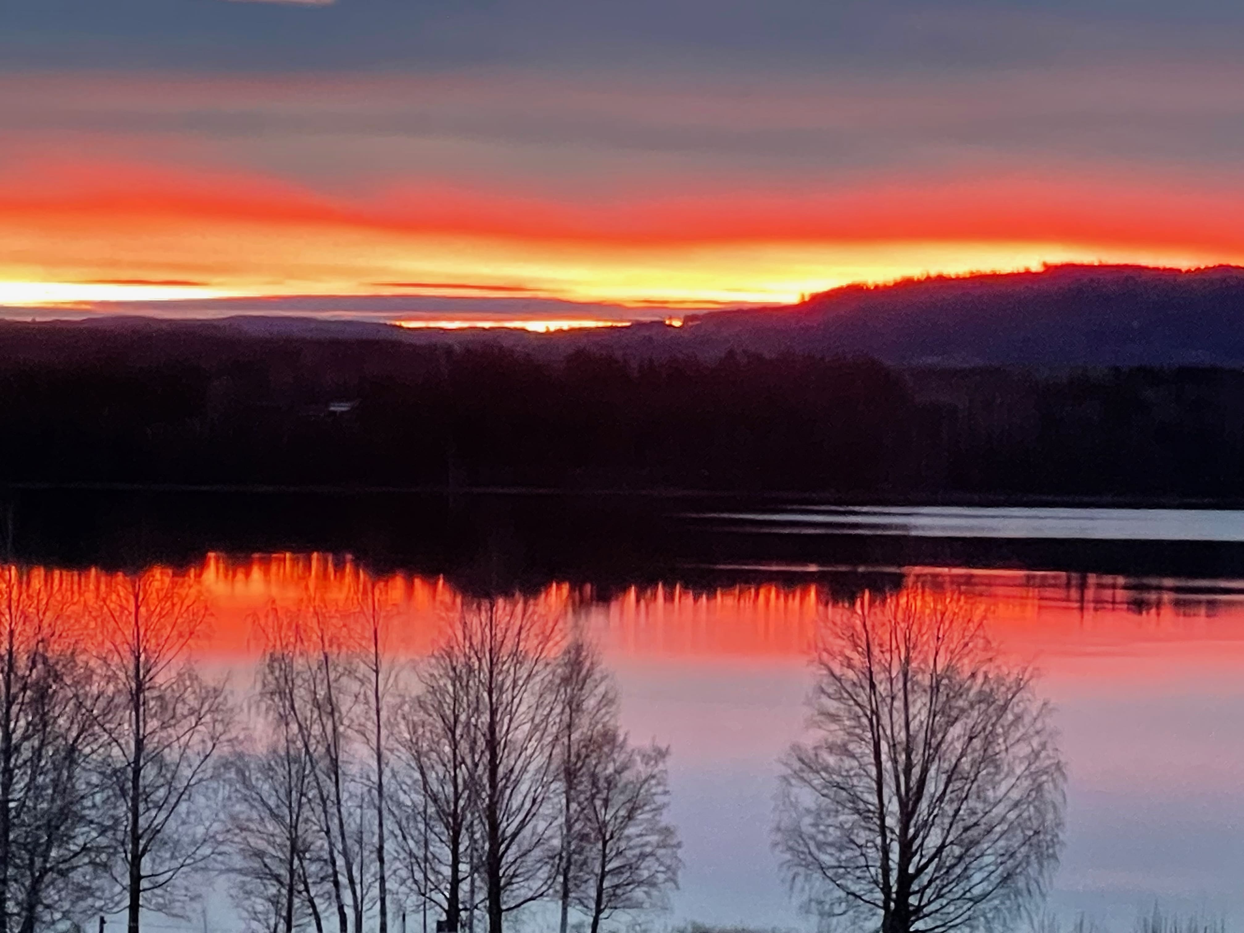 En bild på en soluppgång över en sjö