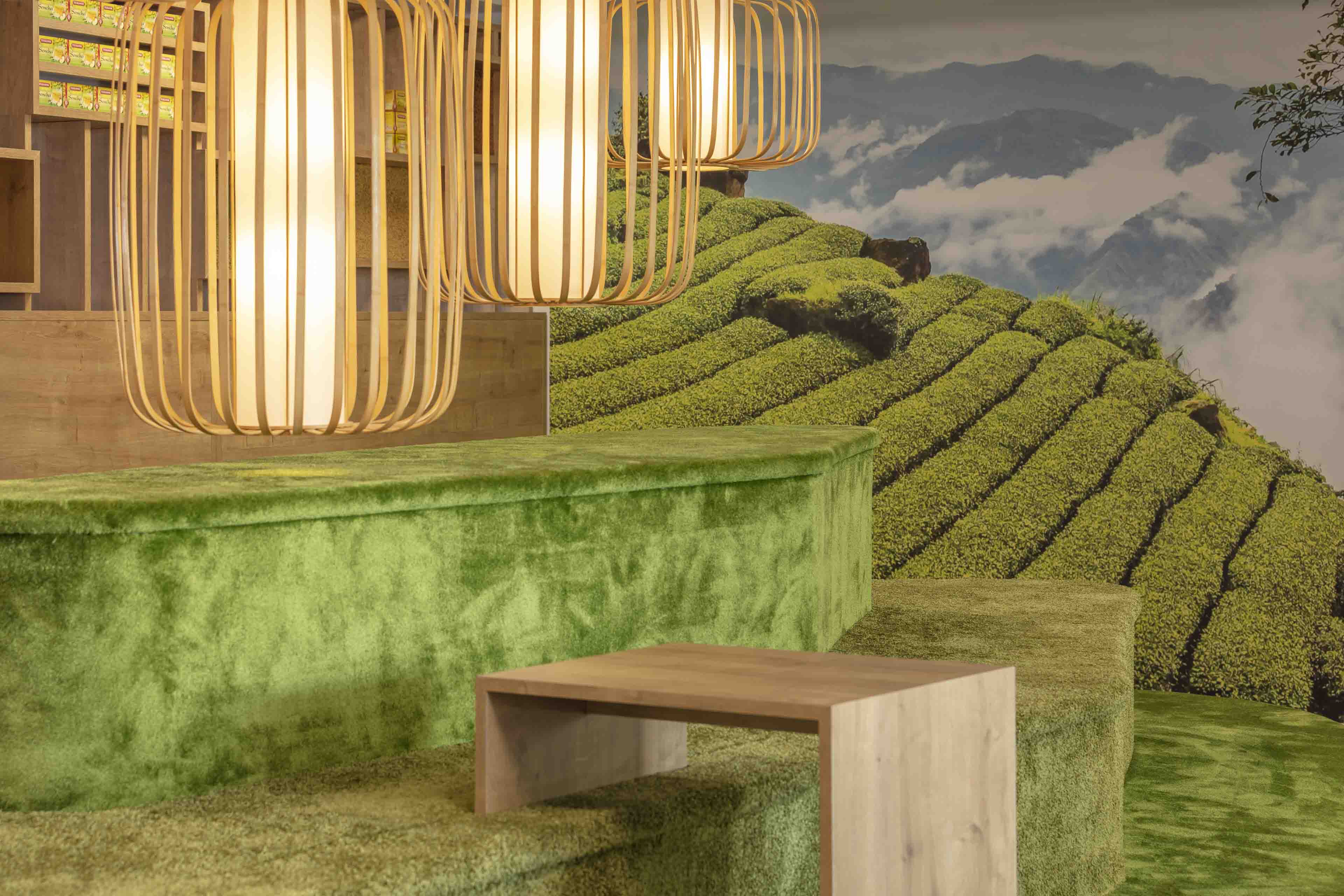 The open meeting area was modelled on a tea area and underlines the CI.