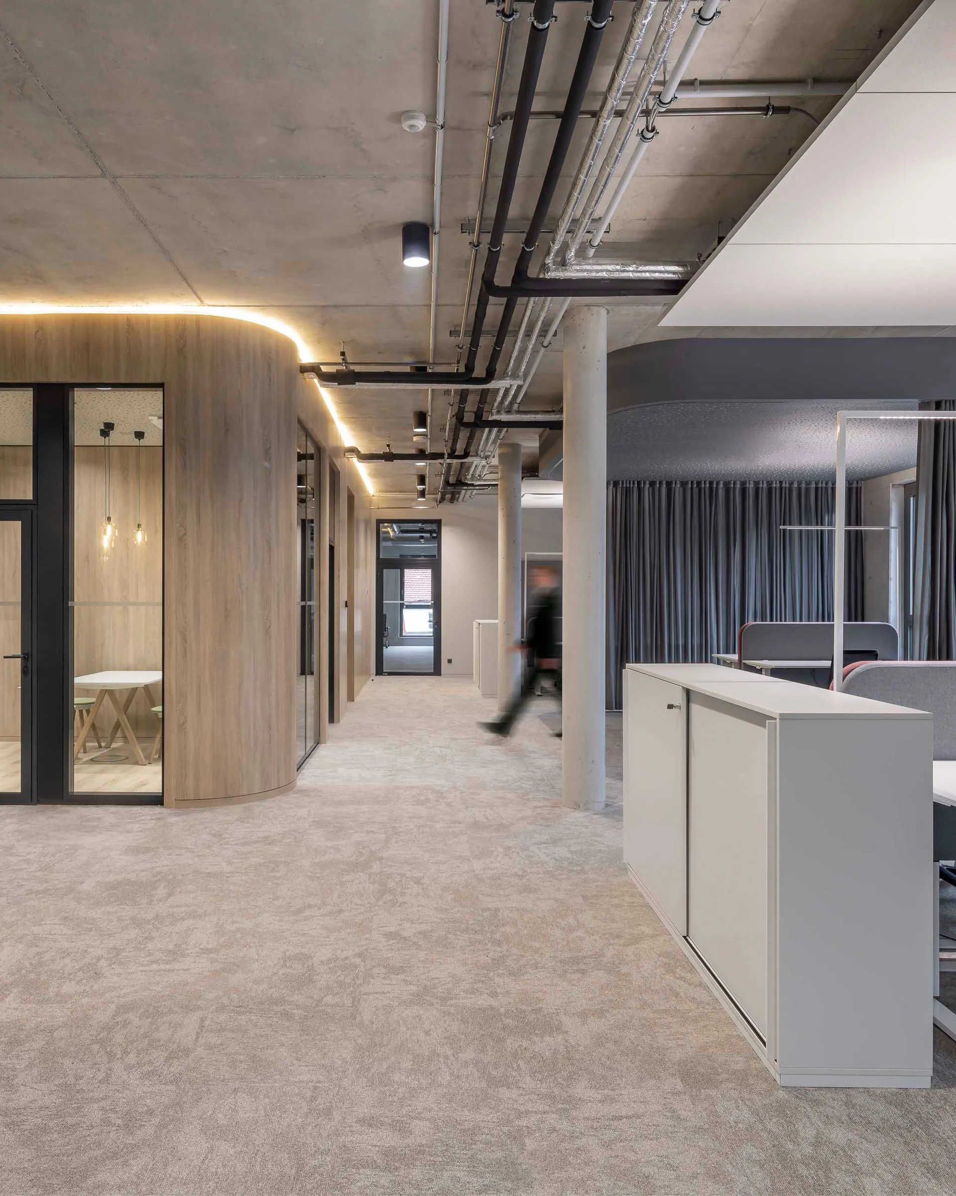 Multi-Space-Büro mit Arbeitsplätzen und Besprechungsräumen