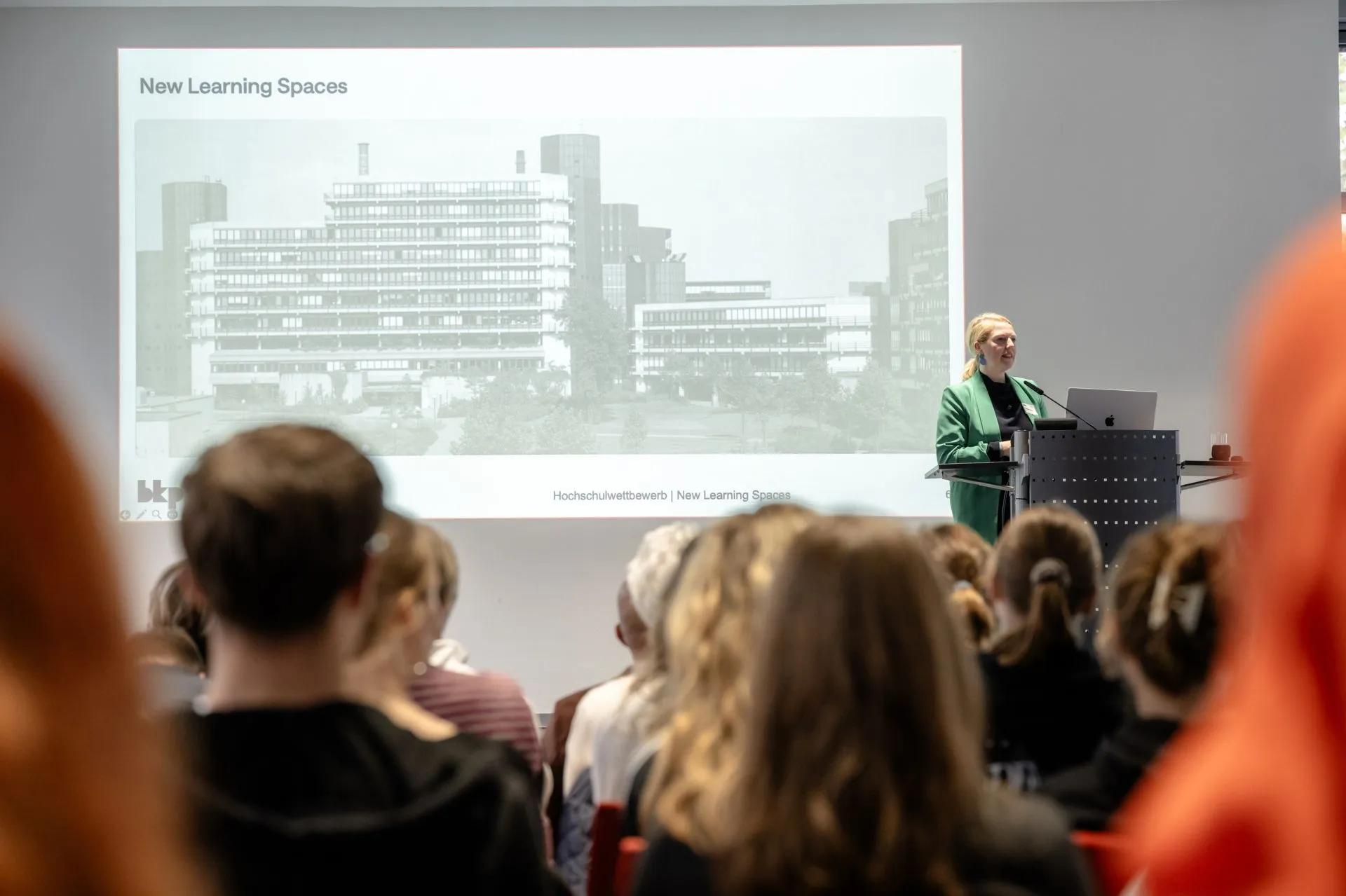Theresa Kellner bei ihrem Vortrag auf der Bühne zum Thema New Learning Spaces