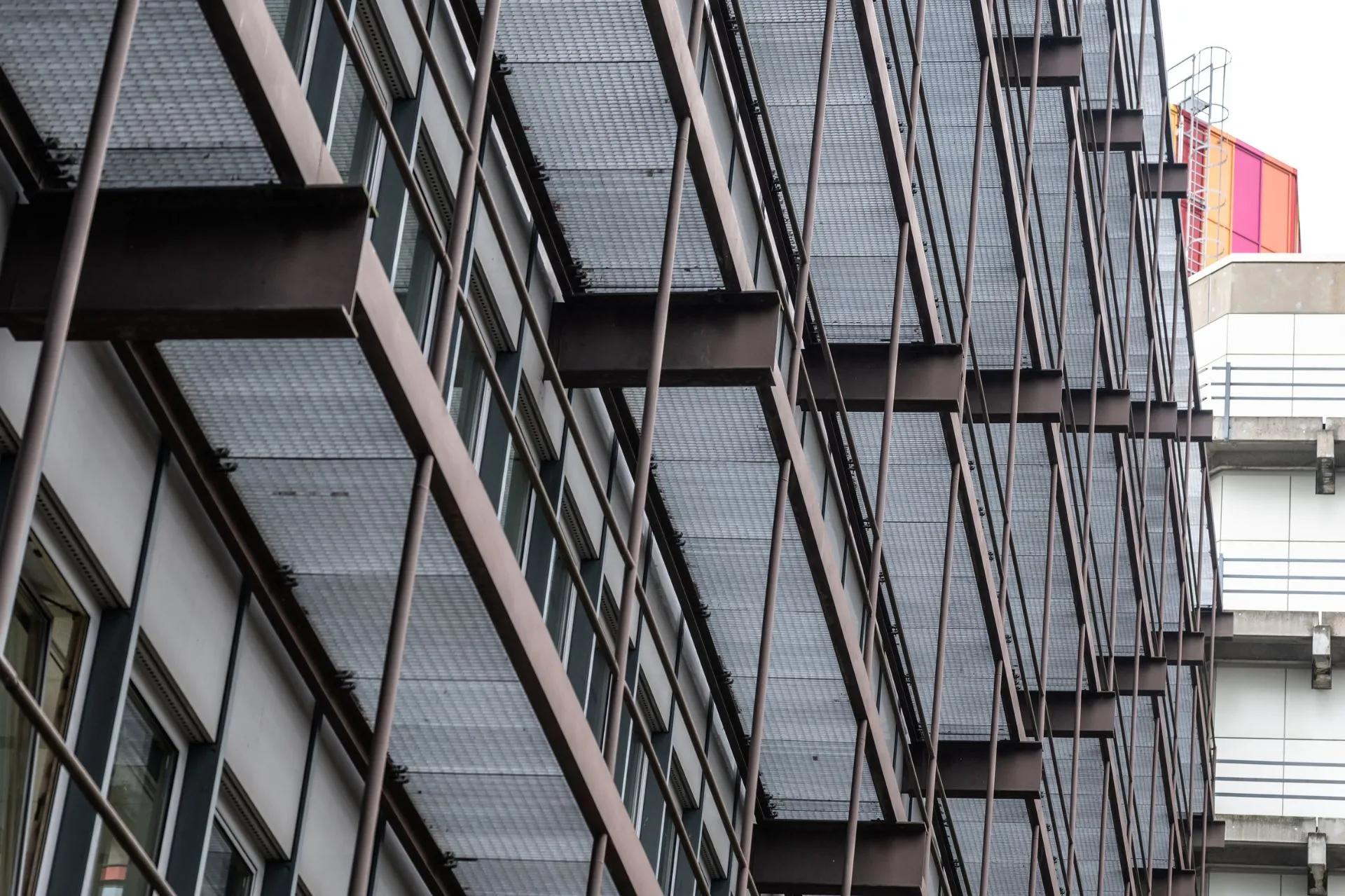 Detailaufnahmen der Fassade des Bestandsgebäudes R12 auf dem Campus Essen