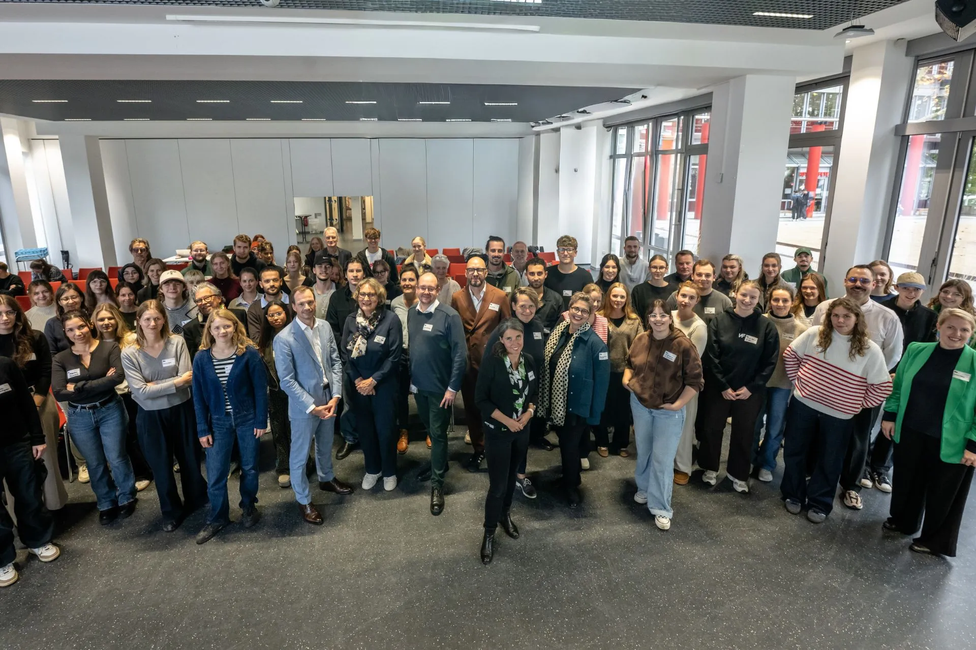 Gruppenaufnahme der verschiedenen Teilnehmenden, Studierende, Professoren, bkp Mitarbeiter
