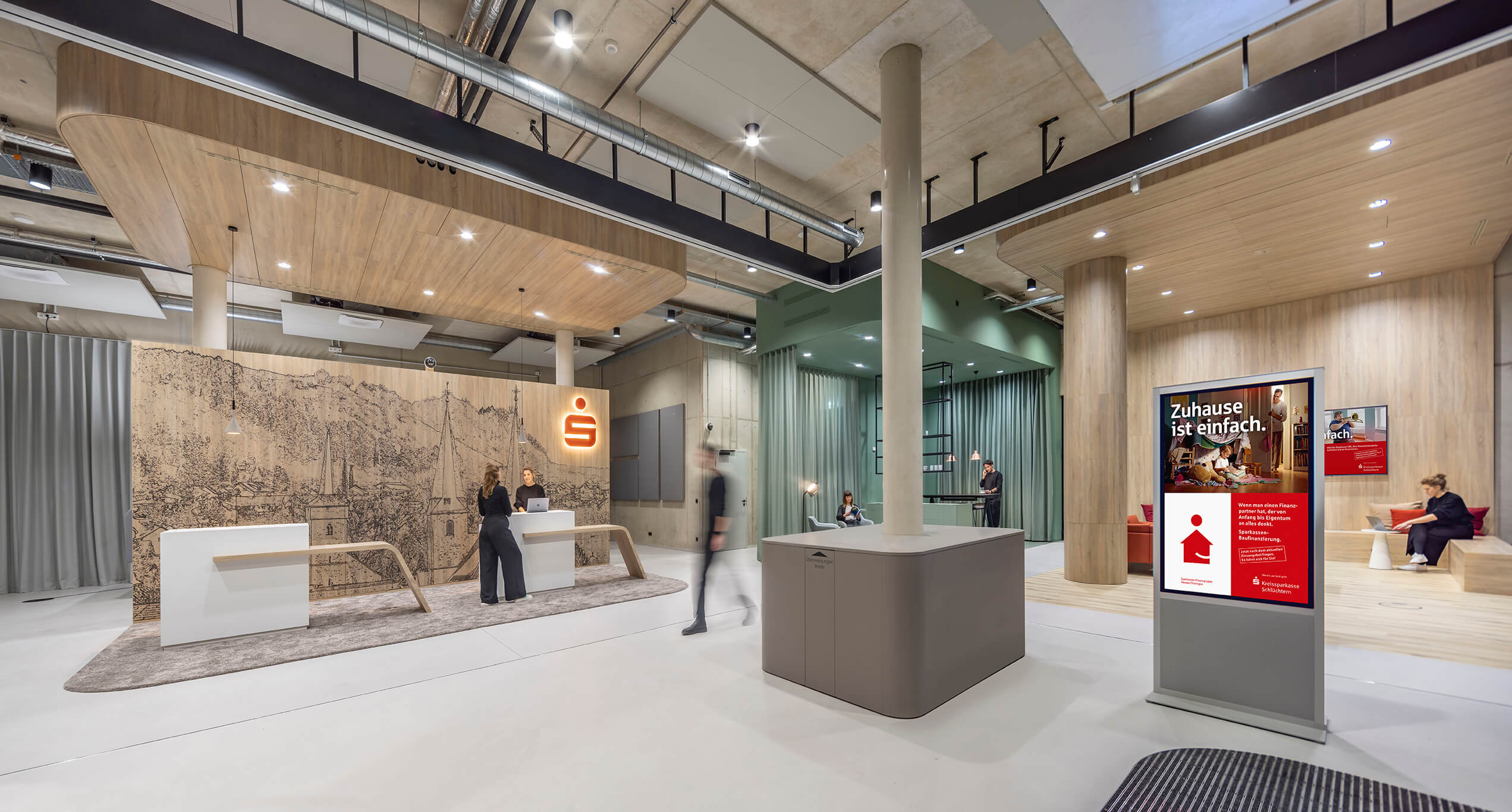 Moderner Innenraum einer Sparkasse-Filiale mit heller Holzverkleidung, geschwungener Empfangstheke, leuchtendem Sparkasse-Logo und digitalem Werbedisplay.