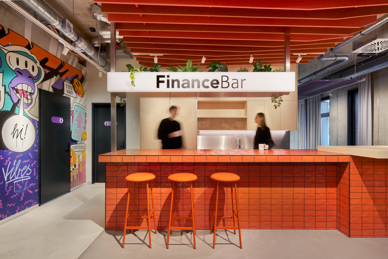 Bild mit 2 Personen hinter der Finance Bar in der YouFin Filiale in Leverkusen