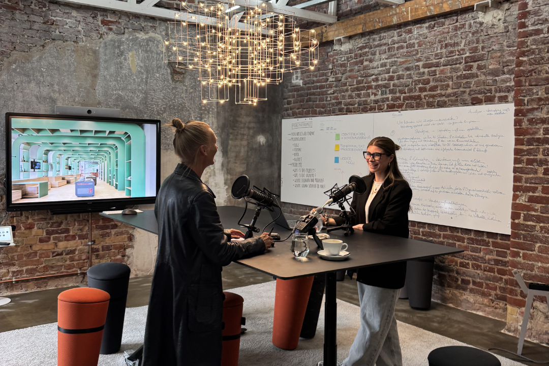 Marie Seliger und Ivette Wagner bei der Aufnahme des Podcast im hellen und modernen Büro.