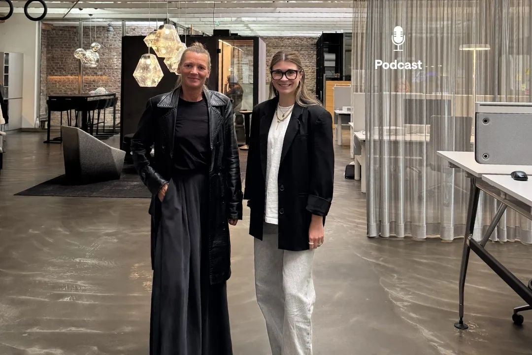 Marie Seliger und Ivette Wagner bei der Aufnahme des Podcast im hellen und modernen Büro.