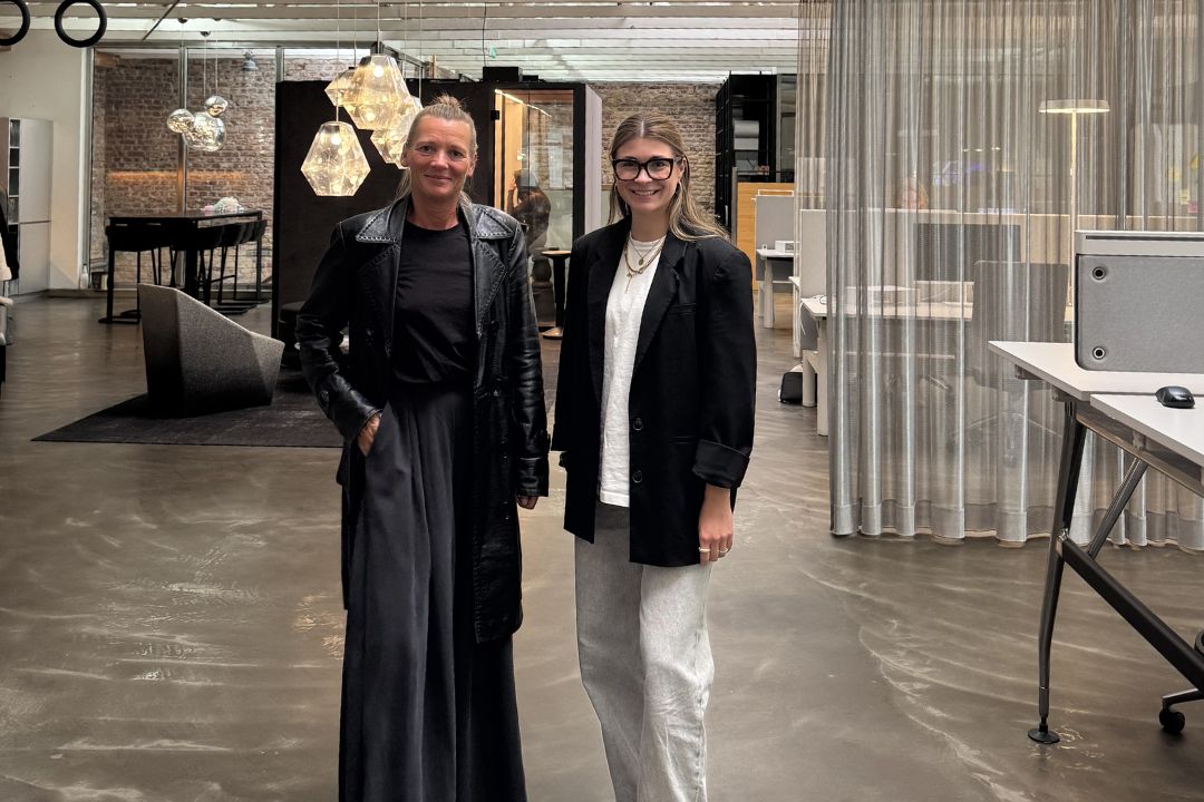 Marie Seliger und Ivette Wagner bei der Aufnahme des Podcast im hellen und modernen Büro.