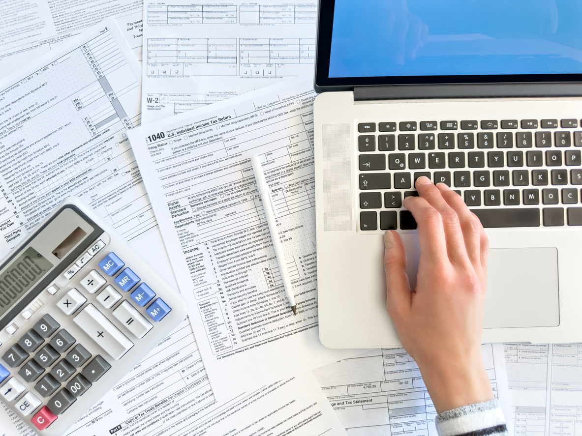 An accountant completes form 1040ES for a clergy member.