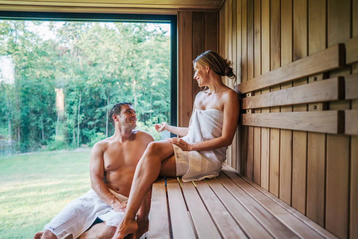 Zwei Personen in der Sauna im Salinarium