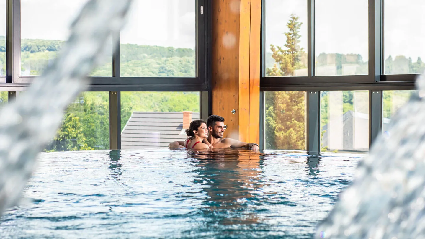 Zwei Personen in einem Schwimmbecken im Salinarium Bad Dürkheim Therme