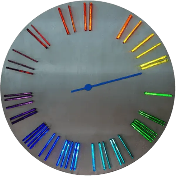Caesiumuhr von Ricarda Mieth mit Glasstreifen in einem Farbverlauf von Rot über Gelb, Grün, Blau bis Violett mit blauen Zeigern.