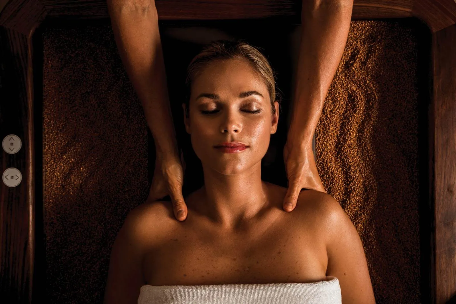 Frau im Wellnessbereich der Salinarium Therme Bad Dürkheim, die eine Behandlung der Specials bekommt.