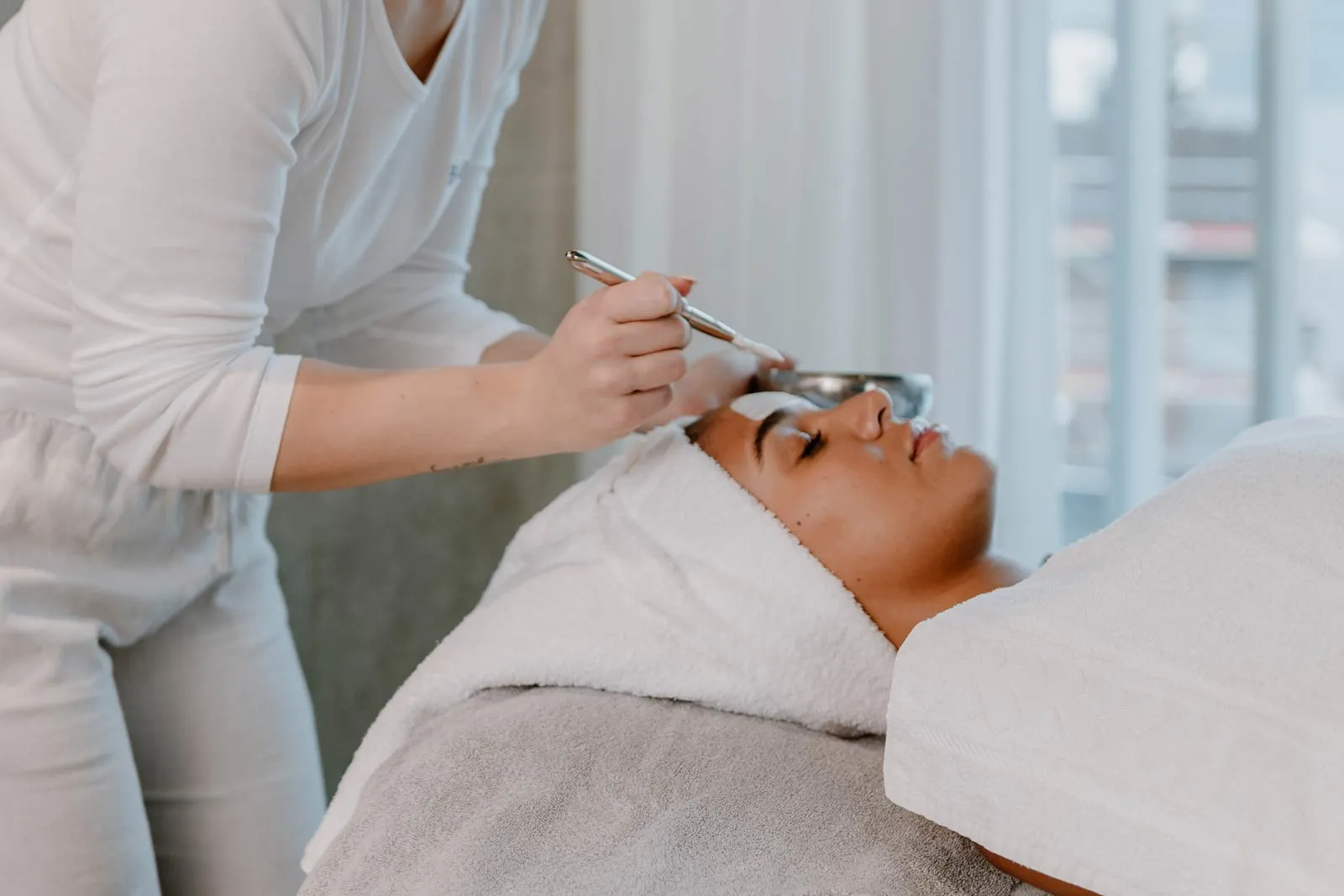 Frau im Wellnessbereich der Salinarium Therme Bad Dürkheim, die eine Behandlung der apparativen Kosmetik bekommt.