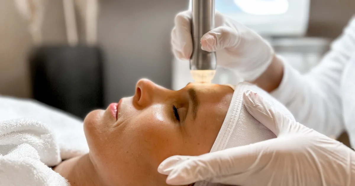 Apparative Gesichtsbehandlung in der Beauty Lounge im Salinarium