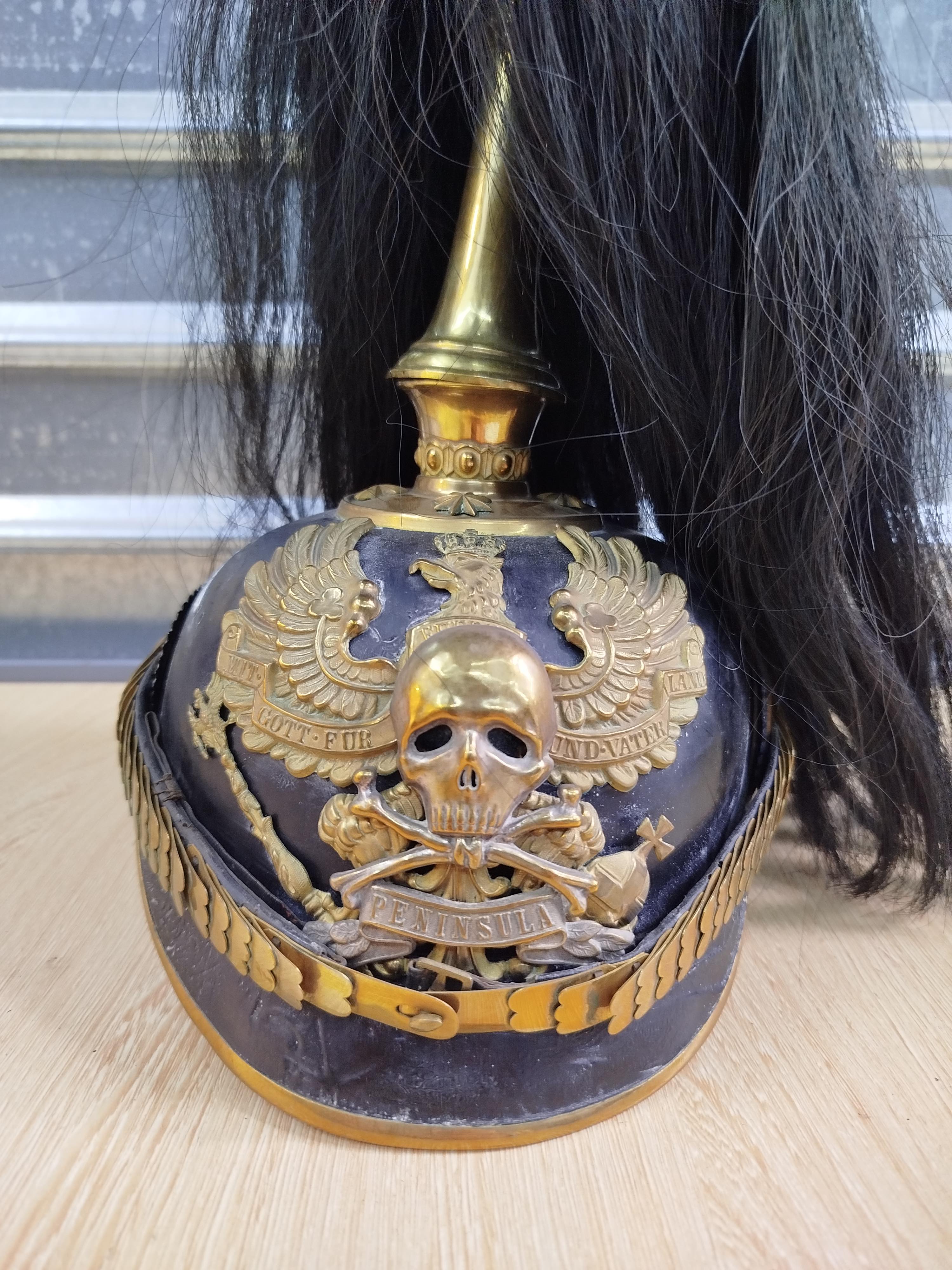 Casque d’officier du Brunswick modèle 1886 attribué au lieutenant Wolfgang Vollrath, tué à SaintPrix le 9 septembre 1914.