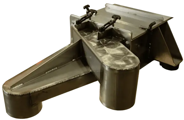 Vibratory screener with compact footprint and integrated hopper for efficient fine particle classification