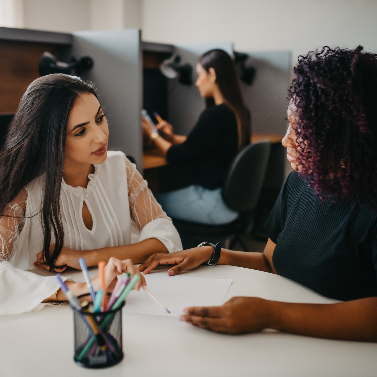 Equipe en train de préparer leur processus de recrutement