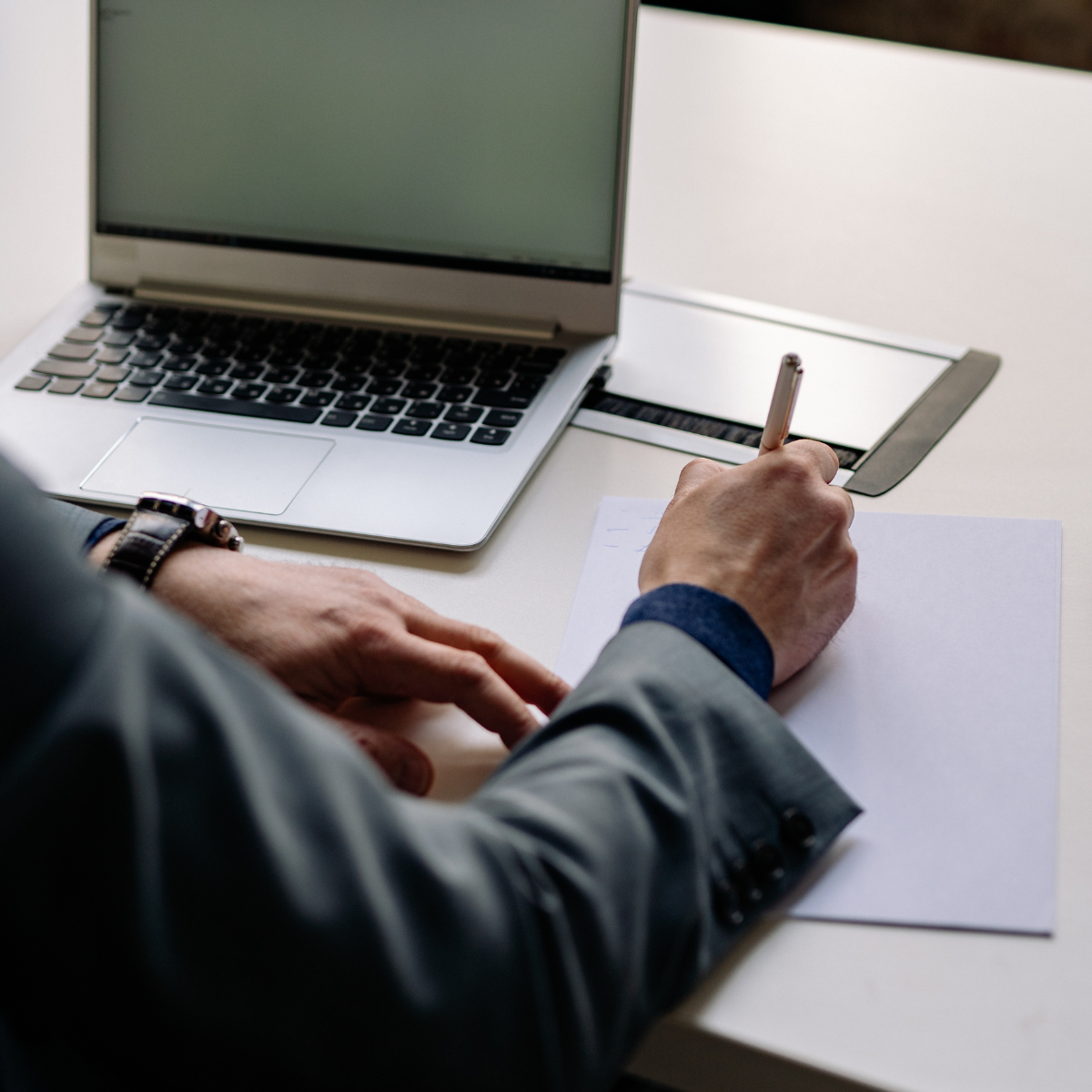 Personne en train d'écrire