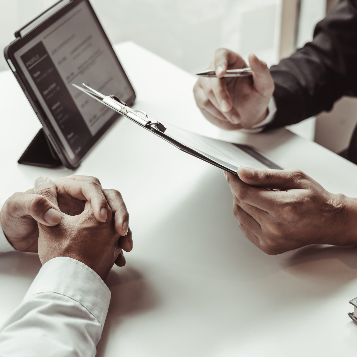 Deux personnes en processus de recrutement