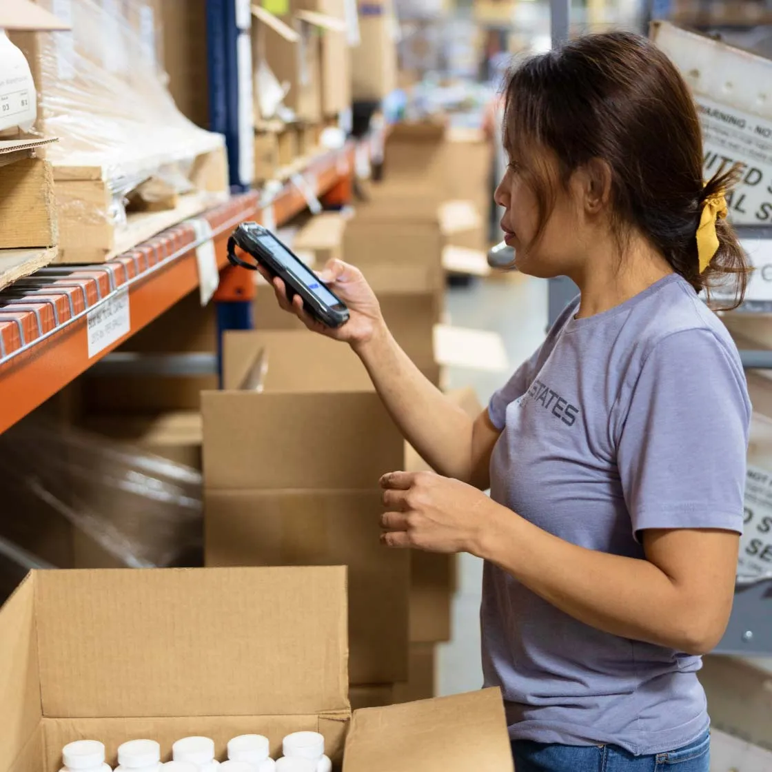 woman fulfilling order