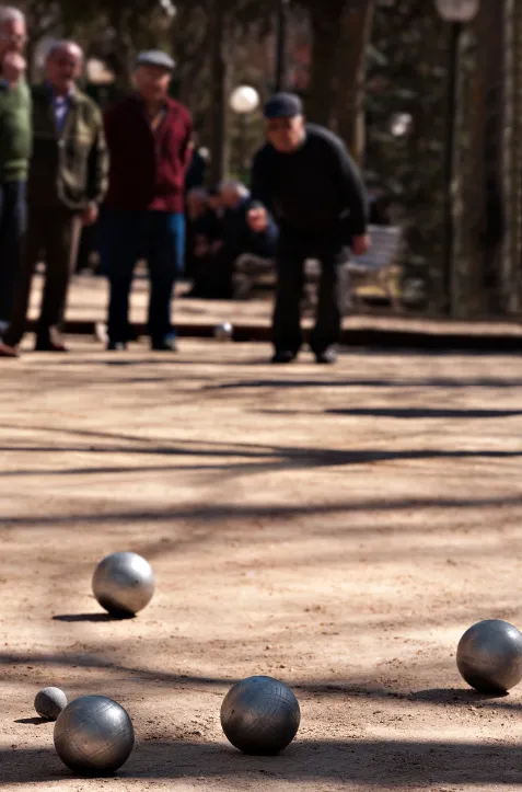 Un terrain de pétanque pour des parties conviviales entre voisins.
