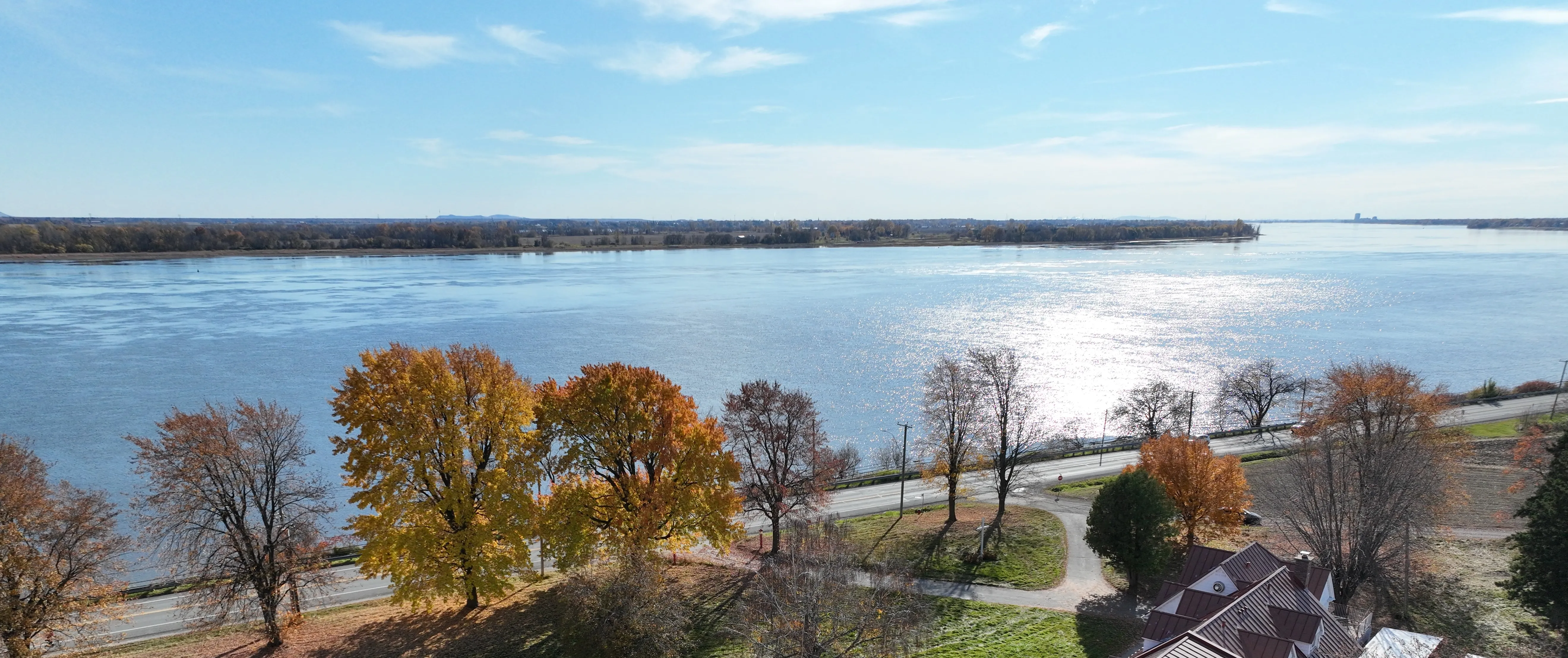 Des vues inspirantes sur le fleuve Depuis votre nouveau condo, laissez-vous émerveiller par les panoramas à couper le souffle, offrant une vue imprenable sur le fleuve Saint-Laurent ou les étendues de champs verdoyants. Profitez d’un environnement naturel et inspirant où chaque journée commence avec une vue paisible et revigorante.