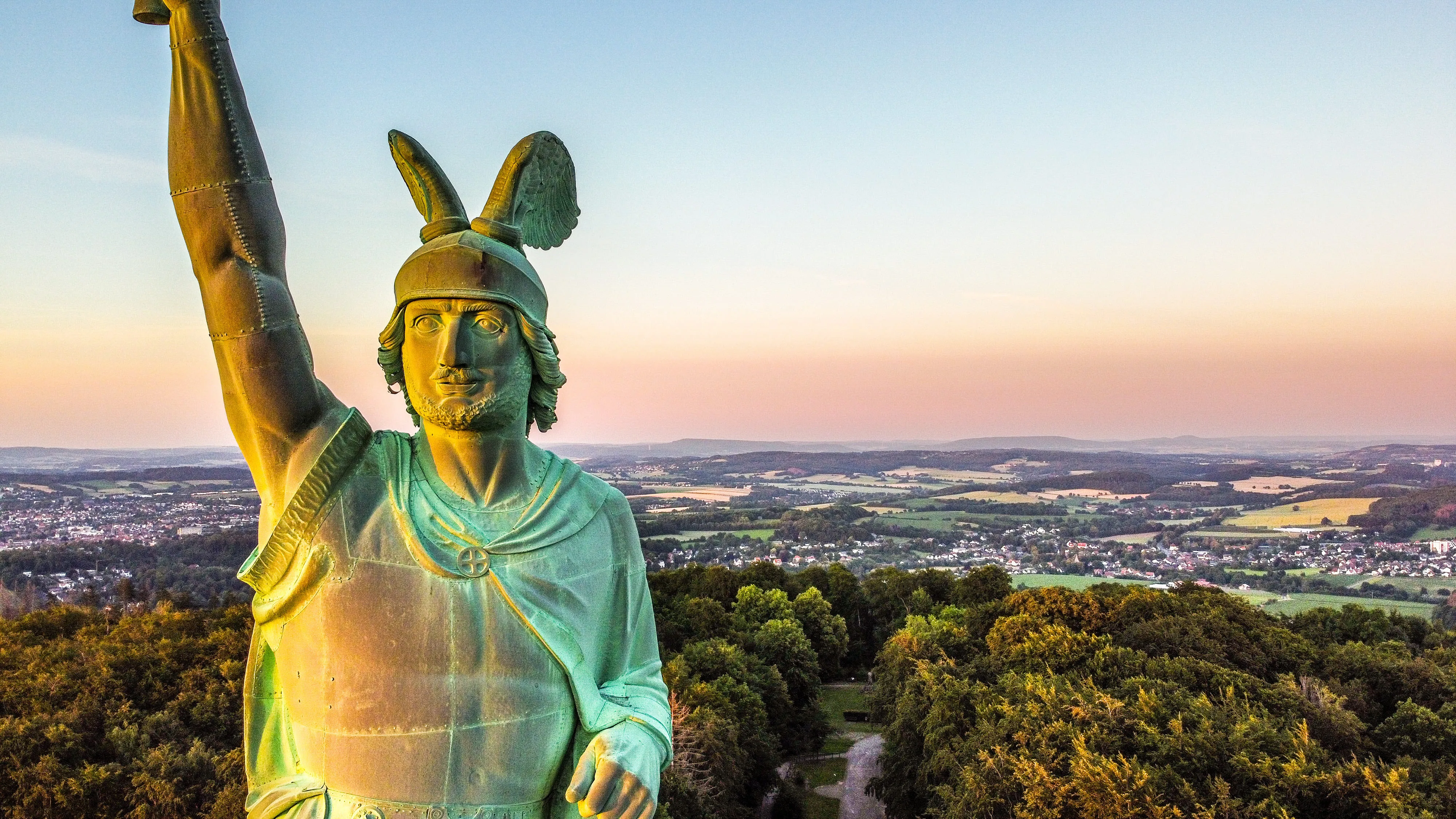 Das Hermannsdenkmal erleuchtet von der Sonne.