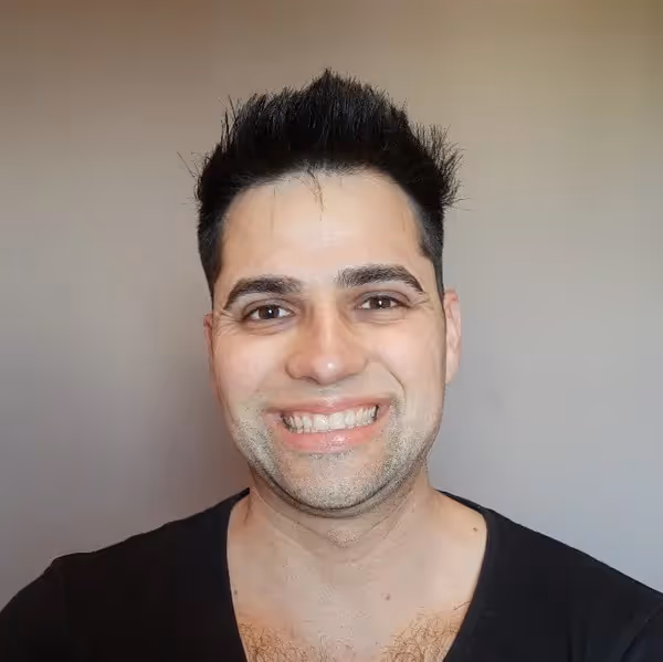 Professional headshot photo of Gustavo Oliveira, creator of ELXPRO YouTube channels and Elixir educator