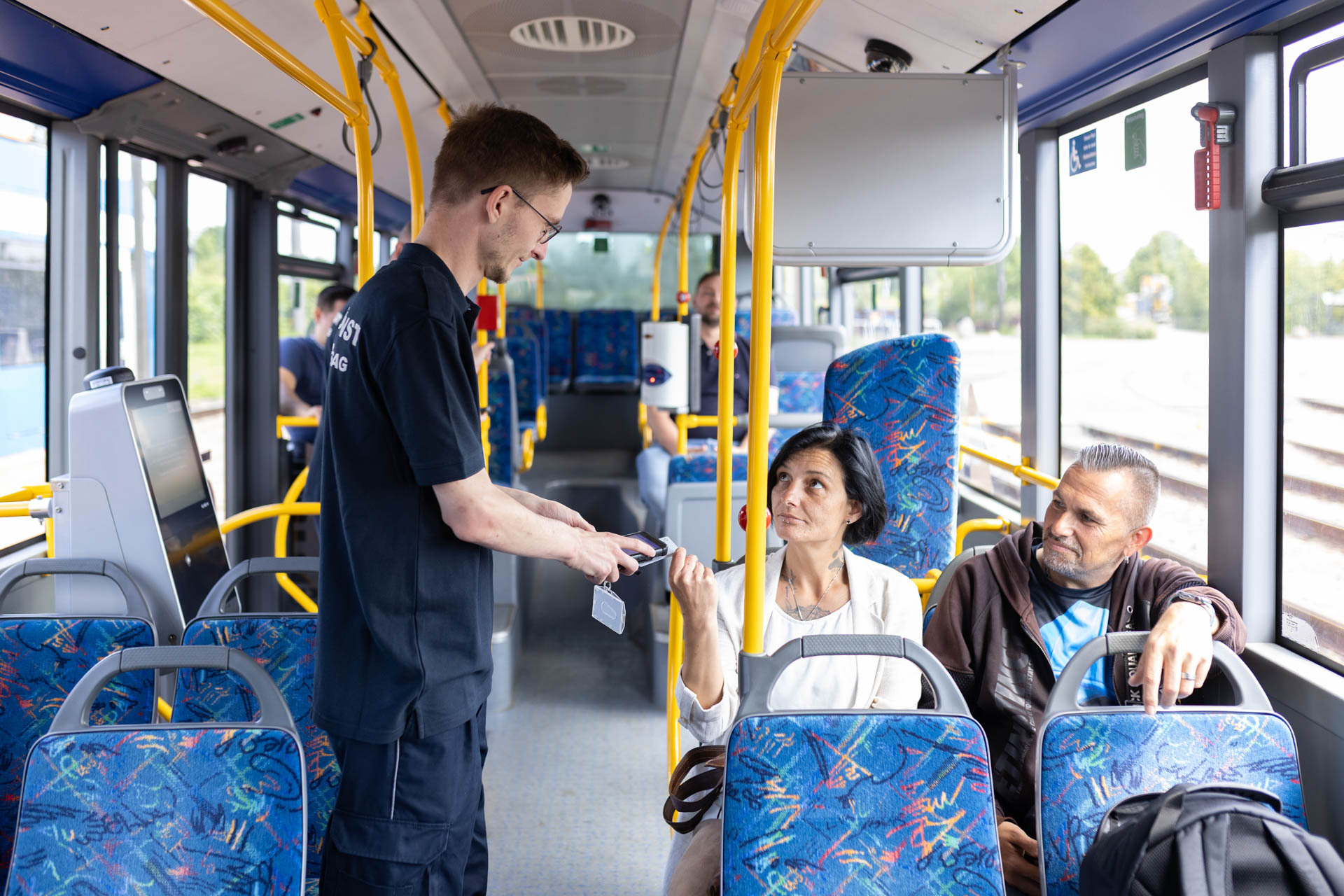 Fahrausweisprüfung im Bus - Prüfer scannt Ticket