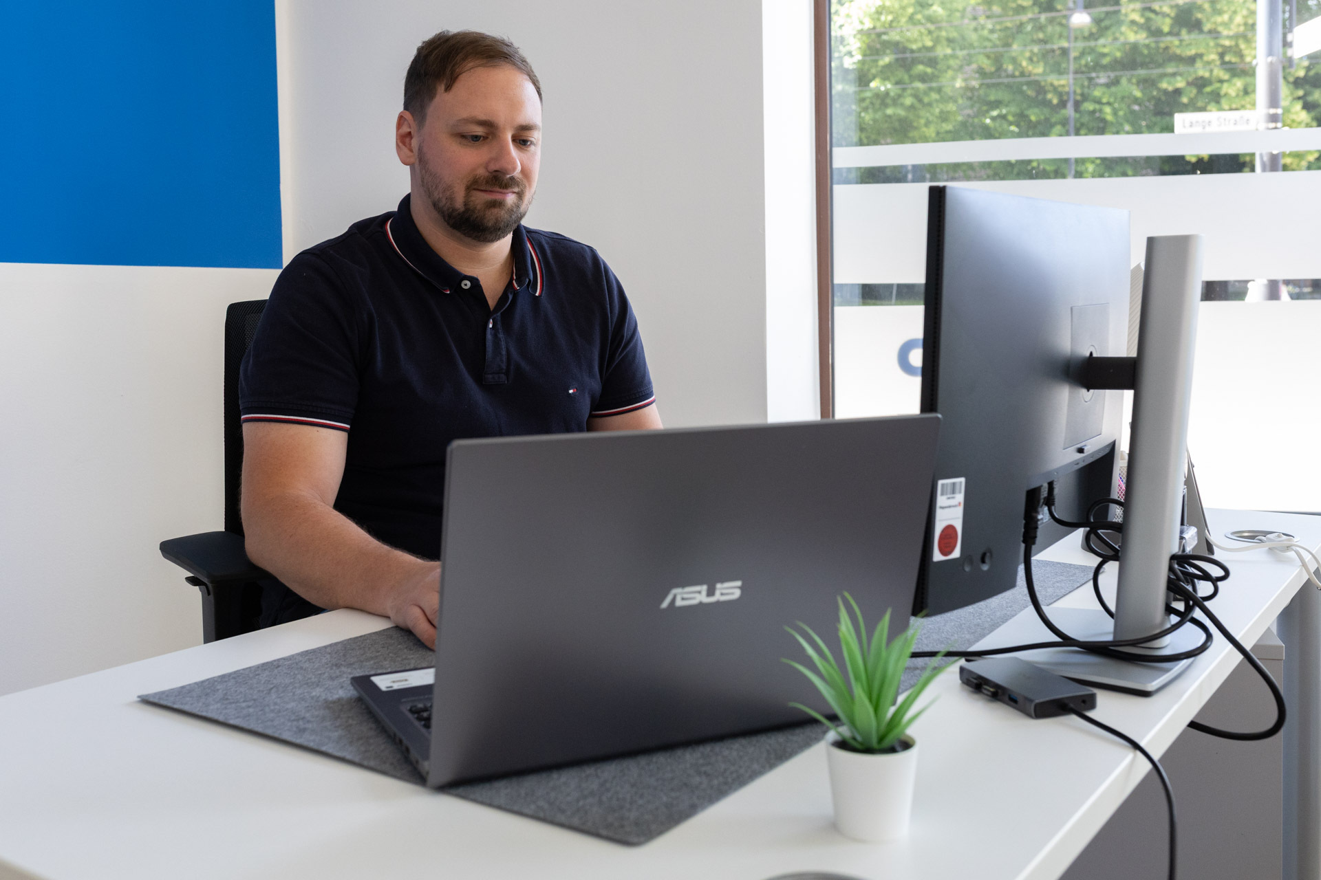Führungskraft nutzt Web-Anwendung