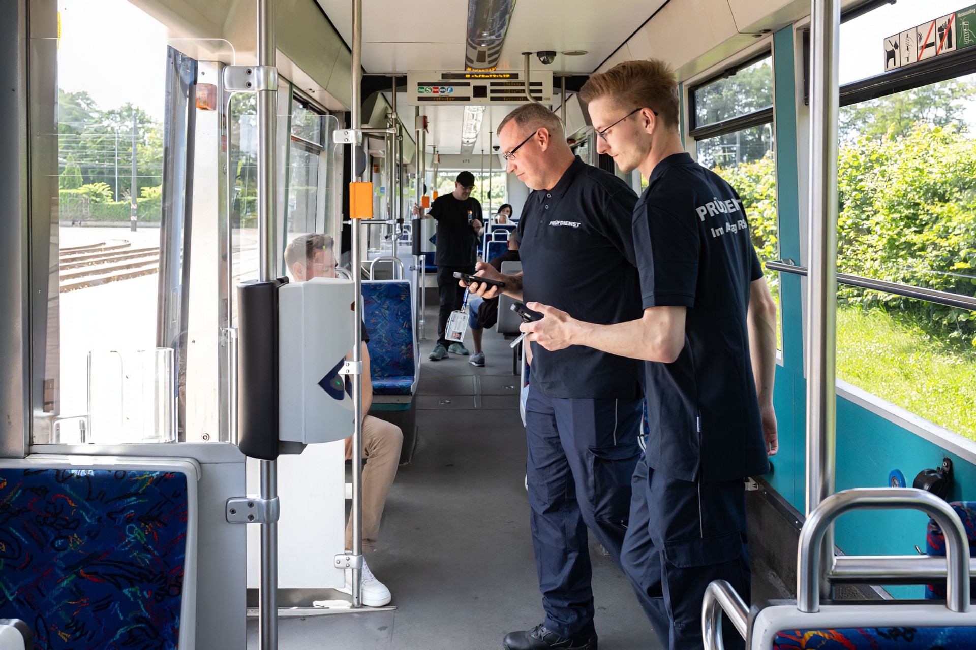 Fahrausweisprüfer steigen aus dem Fahrzeug aus