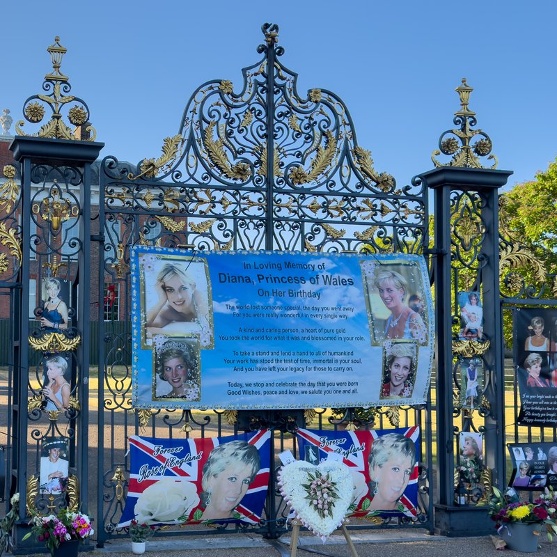 Fotos, Plakate und Blumen zur Erinnerung an Prinzessin Diana am Tor des Kensington Palace in London.