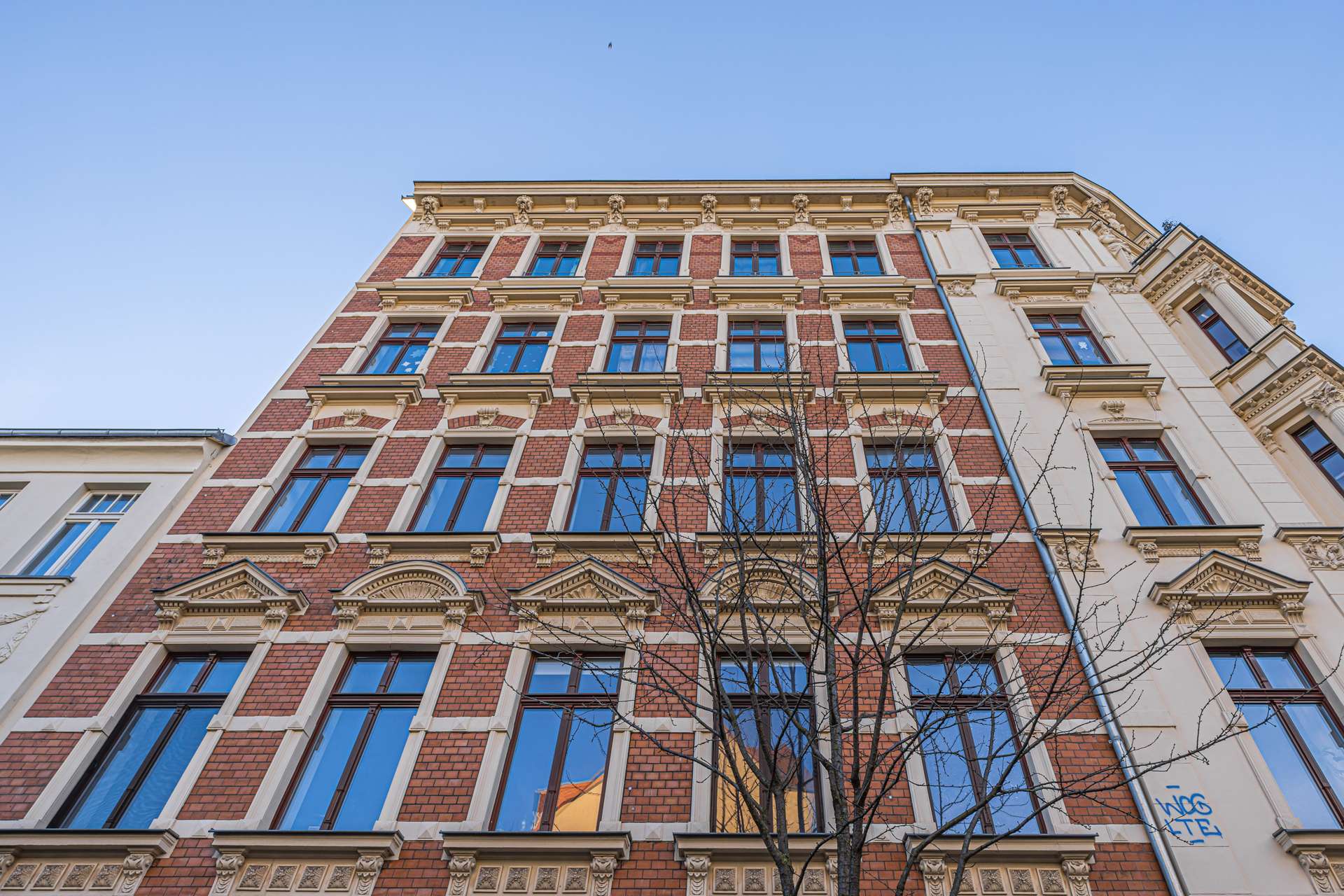 Haus mit Fahrstuhl Gebäudeansicht