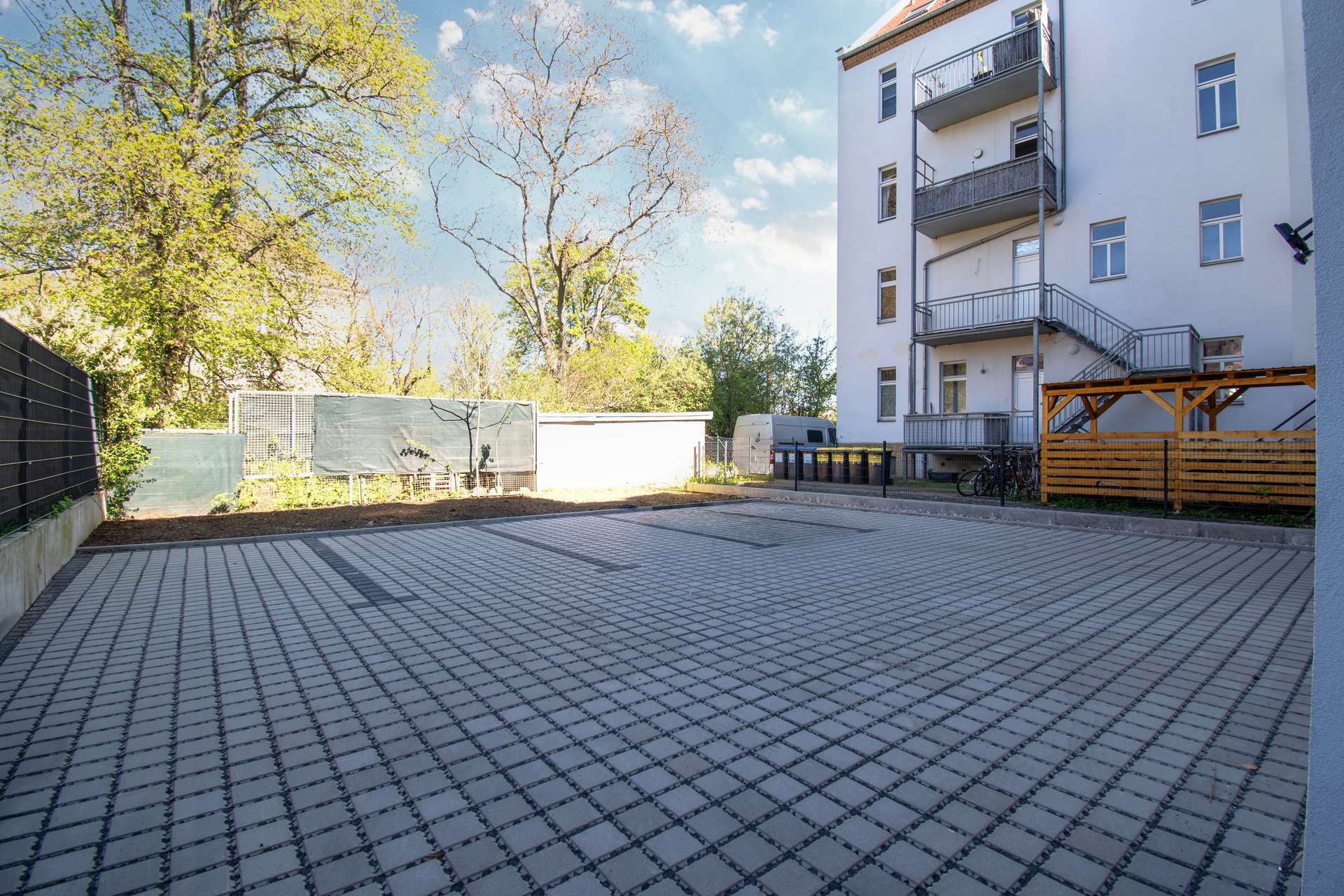 Innenhof mit Außenstellplätzen