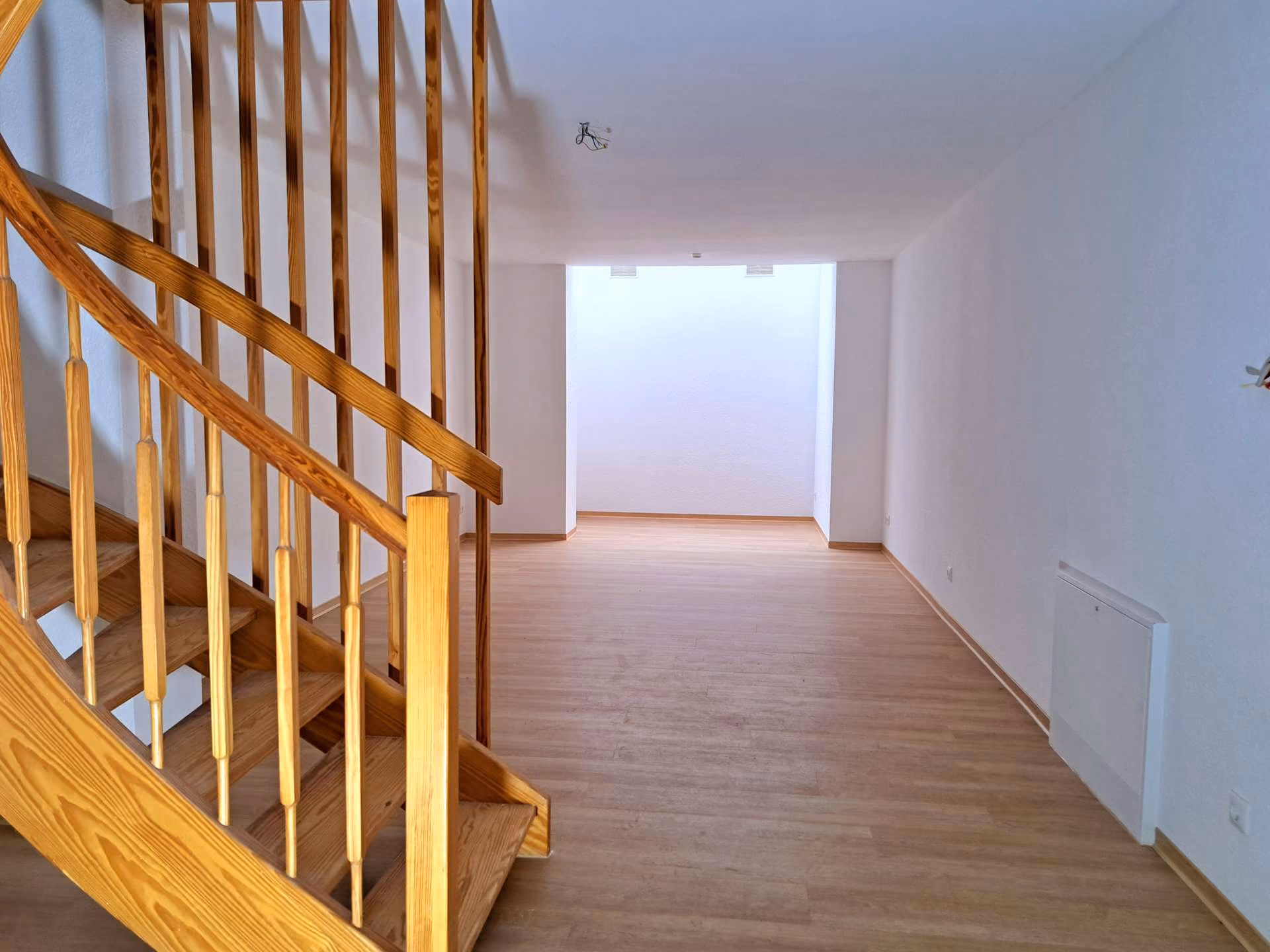 Haus mit Fahrstuhl Souterrain mit neuem Bodenbelag